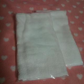 新品🎵ビーズポシェットとタオル2枚.ソックス2枚の画像