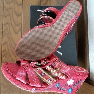 値下げしました　　赤いBOBSON サンダル　の画像