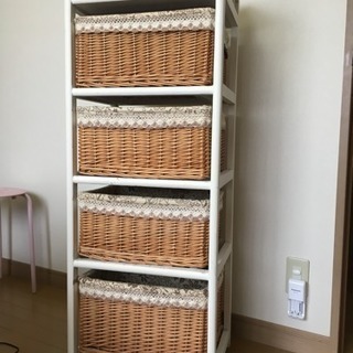 籐籠の収納棚の画像