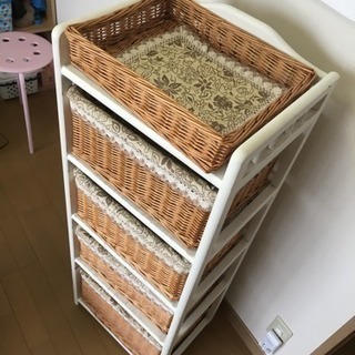 籐籠の収納棚の画像