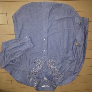 銀の刺繍がきれい★デニム風シャツ・オーバーブラウス★Mサイズの画像