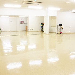 【レンタル】ダンススタジオ！鏡張り6mダンススタジオ、テーブルあり！立地最高！ − 茨城県