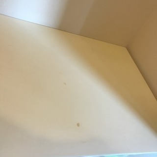 白いカウンターテーブルの画像