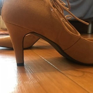 【値下】未使用 スゥエード ベージュパンプス サイズLの画像
