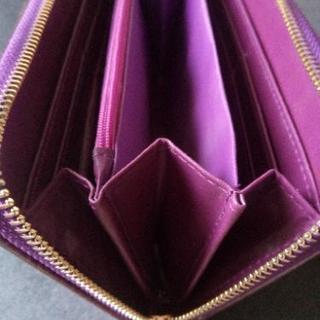 激安❢新品❢委託品❢最終価格❢カメリア柄エナメル大容量フルジップ長財布❢男女兼用タイプ❢綺麗なパープル色の画像