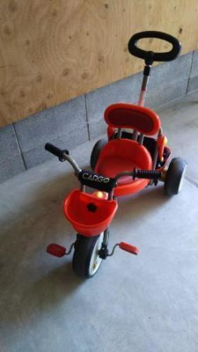 アイデスカーゴ 赤色の三輪車