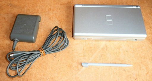 任天堂 ニンテンドー NINTENDO DS Lite USG-001 本体 グラスシルバー◆人気の携帯型ゲーム機