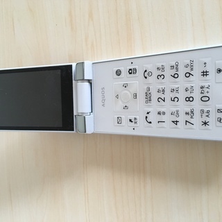 ワイモバイルのガラケー（AQUOS 504-SH ホワイト）の画像