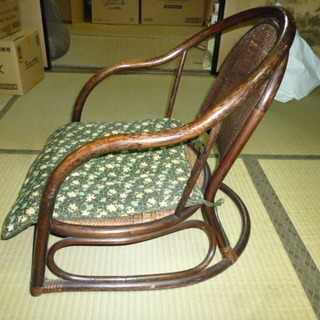 中古品　木製でできたアンティークな座椅子の画像