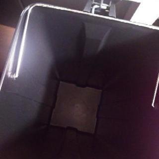 ペダル式ゴミ箱の画像