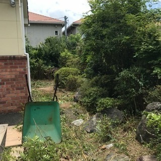福岡 格安防草シート施工 草刈り　植木の伐採 草取り 草刈り砂利敷き 綺麗なまさ土入れ替え整地  砕石駐車場　ロープ駐車場　ブロックはつり解体撤去 - 福岡市