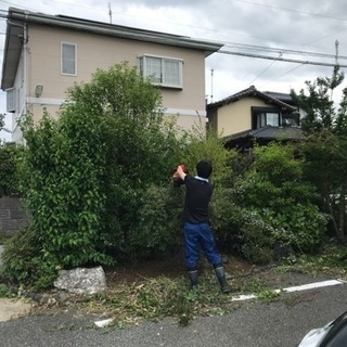 福岡 格安防草シート施工 草刈り　植木の伐採 草取り 草刈り砂利敷き 綺麗なまさ土入れ替え整地  砕石駐車場　ロープ駐車場　ブロックはつり解体撤去 - その他