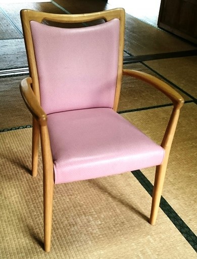 [肘付きダイニングチェア中古品]ピンク