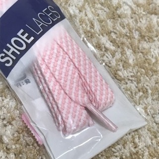 ピンクと白の靴ひもの画像