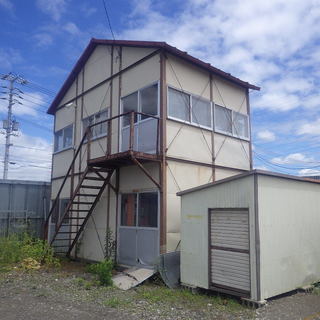 道具小屋2棟・資材の置けるスペースあります。