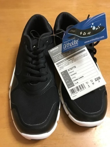 新品adidas のシューズ22cm