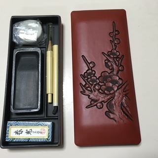 携帯用硯箱セット 鎌倉彫風 梅文様 厚めプラ箱 硯 継ぎ筆 墨 ...