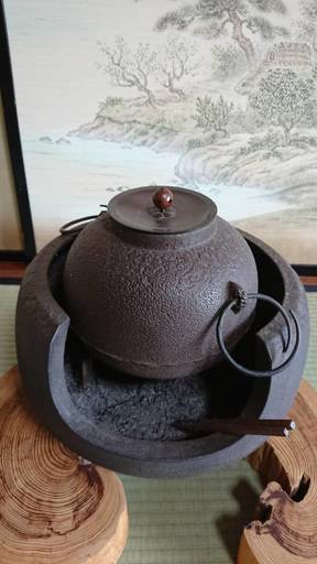 お茶道具　風炉窯　火箸、木台付き
