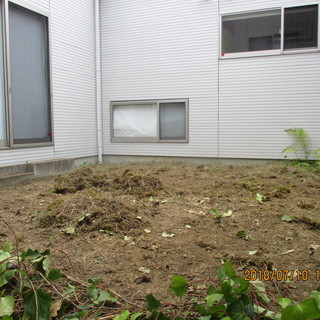 福岡人口芝敷設作業。下地作り、人口芝供与