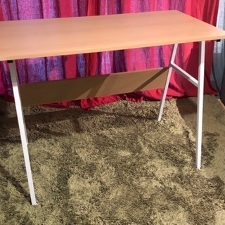 シンプルなデスクの画像