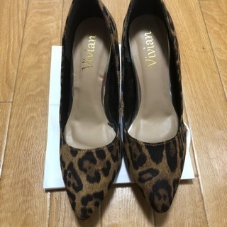 ヒョウ柄のパンプスの画像