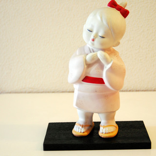 値下げ：黄色い鼻緒のぞうりを履いた陶器製の人形です。博多人形？