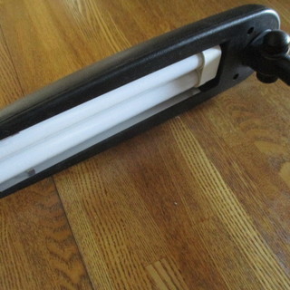 ＵＳＥＤ　ネジで取り付ける　電気ランプ　業務　作業の画像