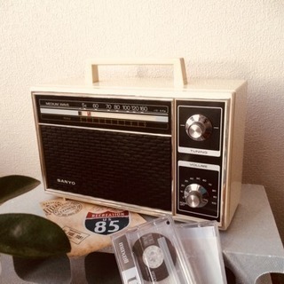 美品SANYOレトロラジオ通電OK１９７６年サンヨービンテージ家電