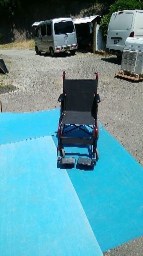 車いす、両サイドに、ブレーキ付いてます。サイドブレーキも、付いてます。