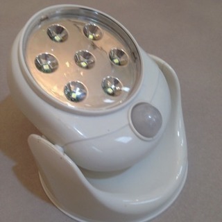 LED電球 人感 センサーライト 乾電池4本付き