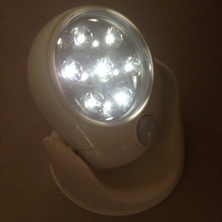 LED電球 人感 センサーライト 乾電池4本付きの画像
