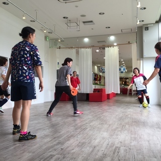 女性のためのフットサル教室の画像