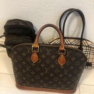 フリマアプリへの出品作業。主に中古のブランド品です。