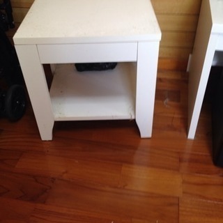 ソファ、ベッドサイドテーブルの画像