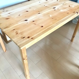 IKEAのダイニングテーブル チェアセットの画像