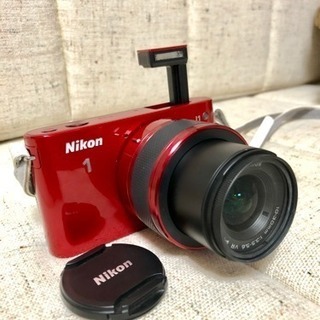 ニコンの大人気ミラーレス一眼カメラ Nikon J1（鮮やかレッド）