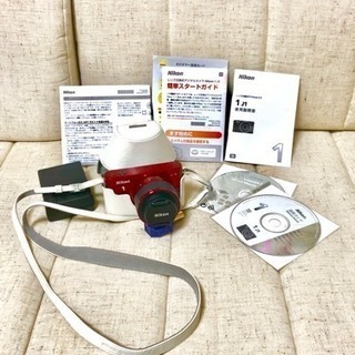 ニコンの大人気ミラーレス一眼カメラ Nikon J1（鮮やかレッド）の画像