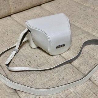 ニコンの大人気ミラーレス一眼カメラ Nikon J1（鮮やかレッド）の画像