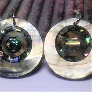 レインボーカラー 虹色光沢！天然シエル ピアスの画像
