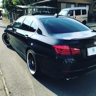 BMW 528i 新品20インチAW サンルーフ 黒革 直6エンジン シルキーシックス 8速ATの画像
