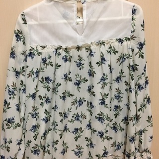 INGNIの花柄シャツの画像
