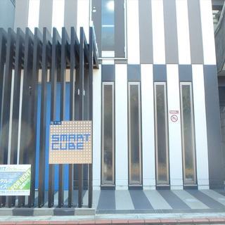 東急池上線「長原」駅徒歩２分。会議室、複合機、シャワー室、全室完全個室窓付きオフィスです。トランクルームのみ契約可能な青と白を基調とした1棟オフィスです。の画像
