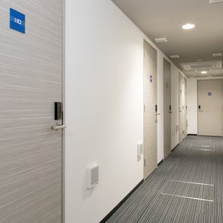 東急池上線「長原」駅徒歩２分。会議室、複合機、シャワー室、全室完全個室窓付きオフィスです。トランクルームのみ契約可能な青と白を基調とした1棟オフィスです。 - レンタルオフィス