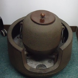 店舗閉店☆☆茶道具 茶釜 鉄釜 風炉釜 鉄瓶 釜環付 無銘☆☆32ｃｍ×30.5cm　引き取り限定の画像