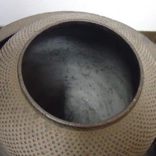 店舗閉店☆☆茶道具 茶釜 鉄釜 風炉釜 鉄瓶 釜環付 無銘☆☆32ｃｍ×30.5cm　引き取り限定の画像