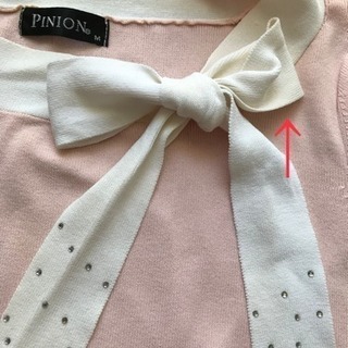 リボン付きピンクカットソーの画像