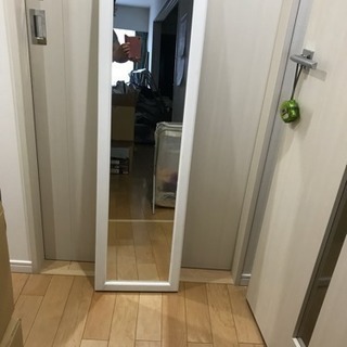 白い壁掛けミラーの画像