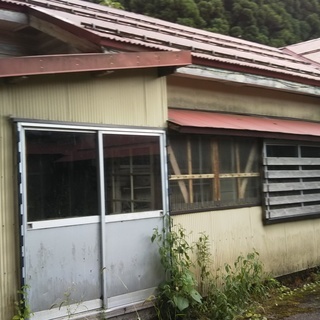 商談中　ヒスイが採取できる海迄近い、居住スペース有、建坪150坪の平屋工場及び３０坪の納屋（借地） − 新潟県