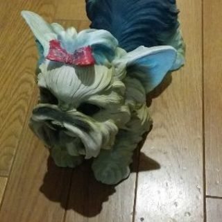子犬(ヨークシャーテリア)のガーデンインテリア陶器の置物の画像