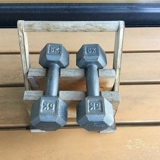更に値下げ‼️ダンベル5kg2個セット(中古品)ダンベル置き付き...